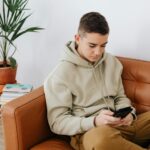 Ghid pentru părinți: cum discuți despre jocuri de noroc cu adolescenții