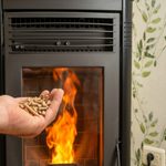Șemineu tradițional pe lemne vs. termoșemineu automatizat pe peleți: cum faci alegerea corectă pentru casa ta